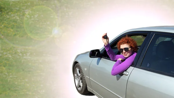 Счастливая женщина со своей новой машиной — стоковое фото