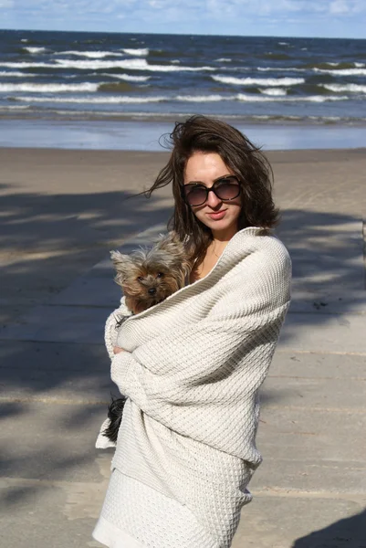 Žena se svým psem na pláži — Stock fotografie