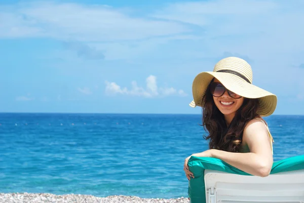 Жінка розслабляється на красивому пляжі — стокове фото
