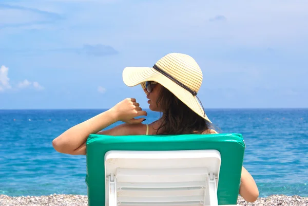 Donna che si rilassa in spiaggia — Foto Stock