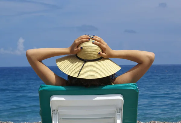 Frau entspannt sich am Strand lizenzfreie Stockfotos