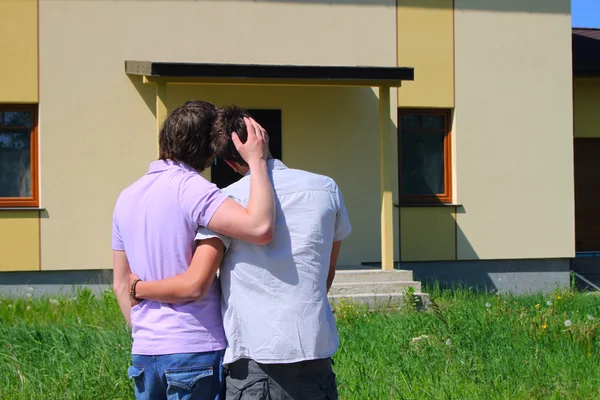 Eşcinsel çift yeni evlerinin yanındaki Telifsiz Stok Imajlar