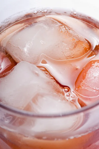 Rotes Getränk mit Eis im Glas — Stockfoto