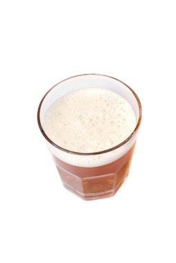Beyaz arka plan üzerinde izole bira dolu cam
