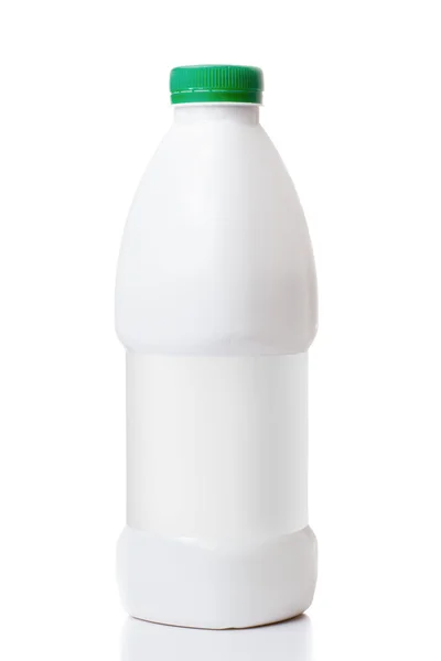 Пляшка молока з зеленою шапочкою ізольована на білому тлі — стокове фото