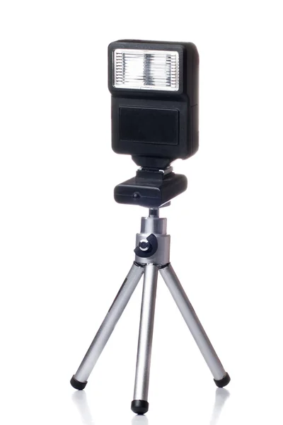 Mały statyw z lampą błyskową aparatu na białym tle nad biały backgro — Zdjęcie stockowe
