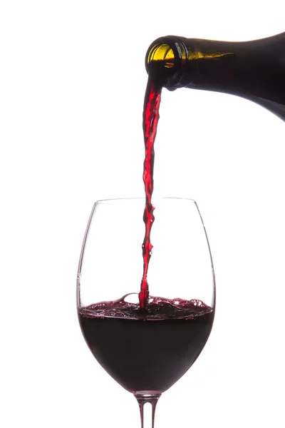 Κόκκινο κρασί, ρίχνει κάτω από ένα μπουκάλι κρασί που απομονώνονται σε λευκό — Φωτογραφία Αρχείου