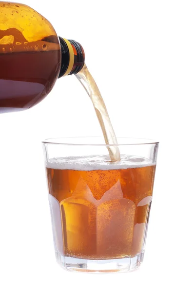 Vidrio lleno de cerveza y botella marrón aislado sobre fondo blanco — Foto de Stock