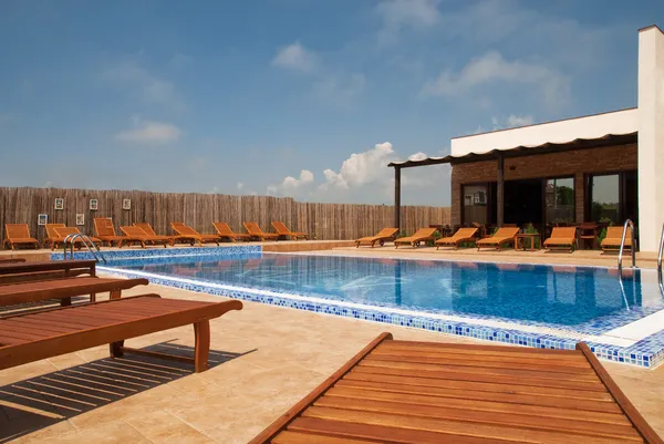 Maison moderne avec piscine - Concept Lifestyle Images De Stock Libres De Droits