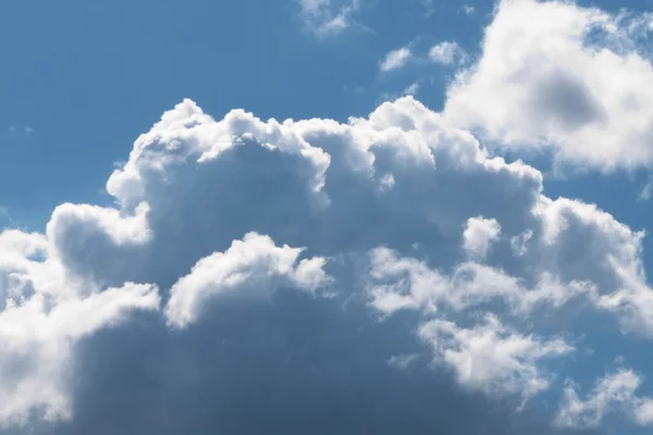 Beautiful white fluffy clouds in the blu — Stockfoto