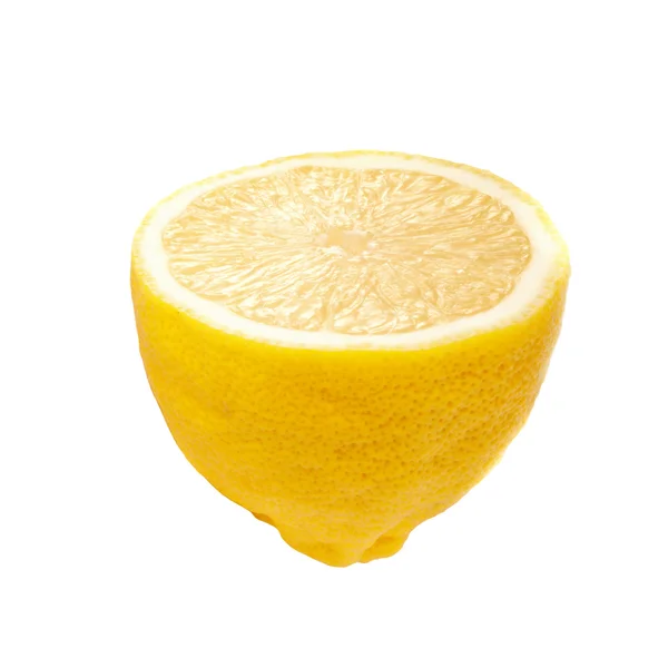 Halb frische gelbe Zitrone isoliert auf weißem Hintergrund — Stockfoto