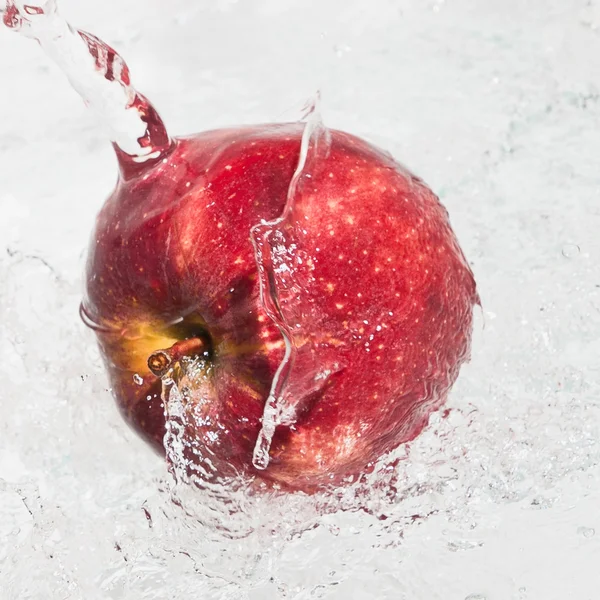 Fresh an apple in streaming water. — Stock Photo, Image