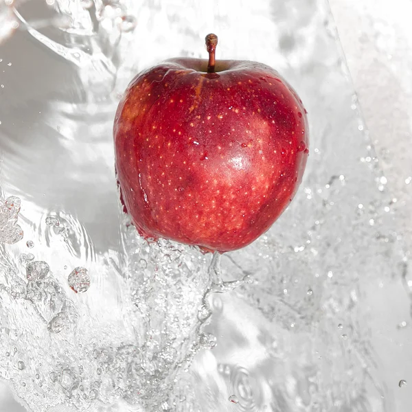 Frischer Apfel im strömenden Wasser. — Stockfoto