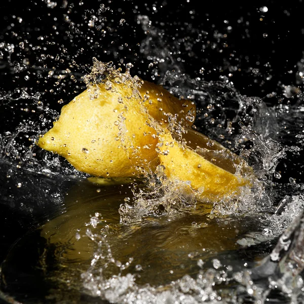Frischwassertropfen auf Zitrone auf schwarzem Hintergrund — Stockfoto