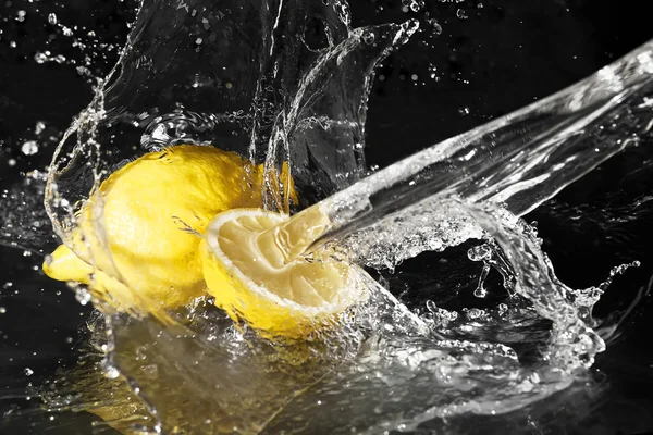 Färskt vatten droppar på citron på svart bakgrund — Stockfoto