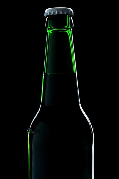 Pivní láhev detail černém pozadí — Stock fotografie