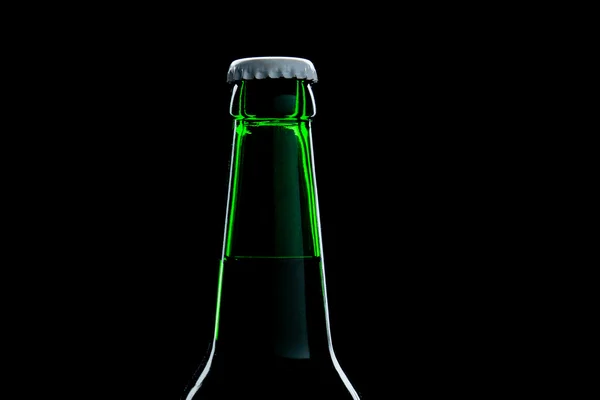 Garrafa verde cerveja close-up sobre fundo preto — Fotografia de Stock