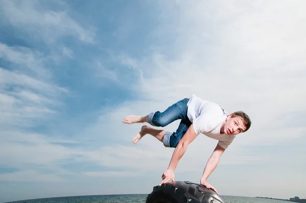 Genç adam plajda zıplıyor. — Stok fotoğraf