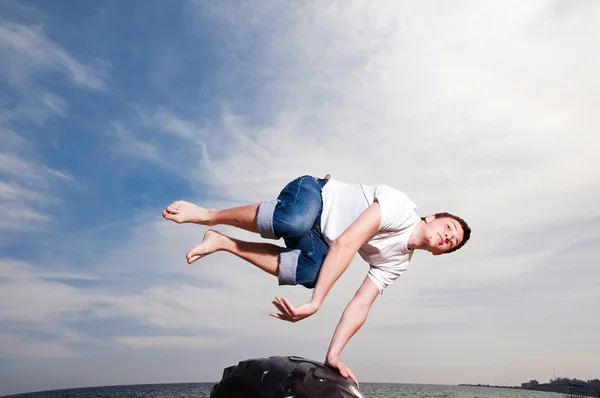Genç adam plajda zıplıyor. — Stok fotoğraf