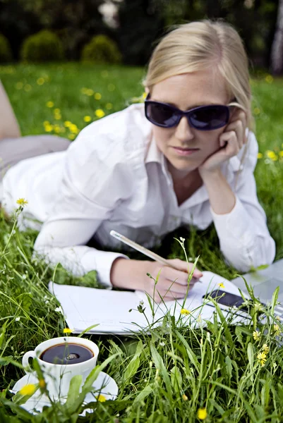 Junge Frau arbeitet draußen am Computer und trinkt Kaffee — Stockfoto