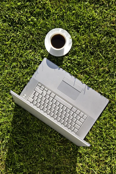 Computador e café na grama — Fotografia de Stock