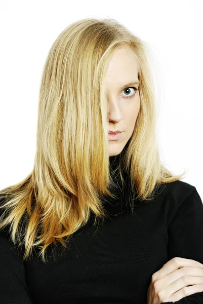 Portrait d'une jeune femme blonde en pull noir — Photo