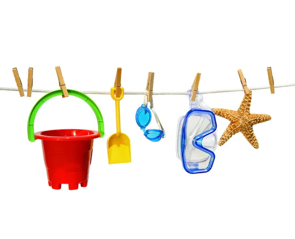 Beyaz karşı clothesline üzerinde yaz oyuncakları — Stok fotoğraf