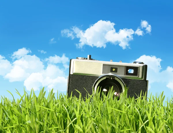 Εκλεκτής ποιότητας φωτογραφική μηχανή σε ψηλό χορτάρι — Φωτογραφία Αρχείου