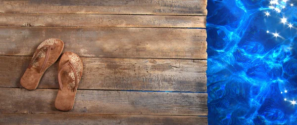 Sandalias marrones sobre madera marchita — Foto de Stock