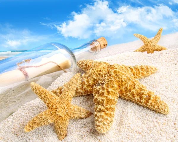 Boodschap in een fles begraven in zand — Stockfoto