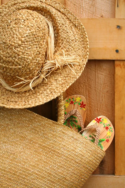 太陽の帽子と枝編み細工品財布 — ストック写真
