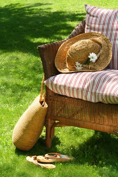Плетеное кресло на траве — стоковое фото
