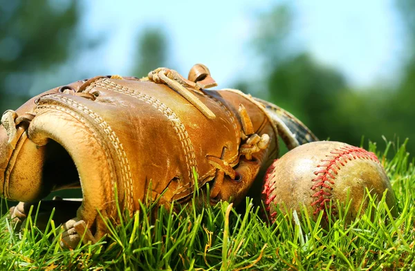 Oude handschoen en honkbal — Stockfoto