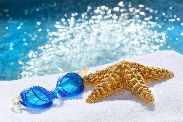 Deniz yıldızı ile altında su gözlük — Stok fotoğraf
