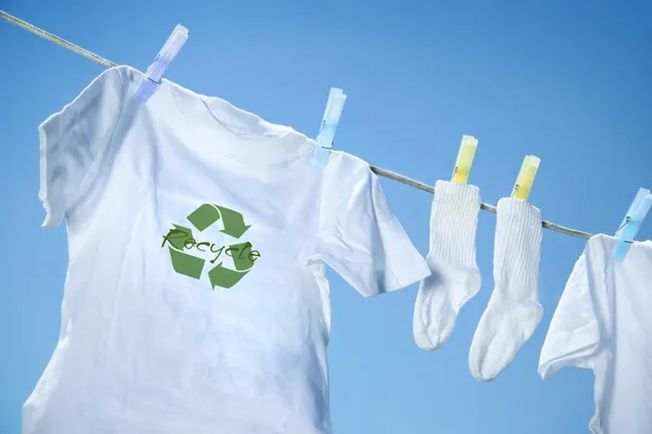 T-shirt com reciclagem logotipo secagem — Fotografia de Stock