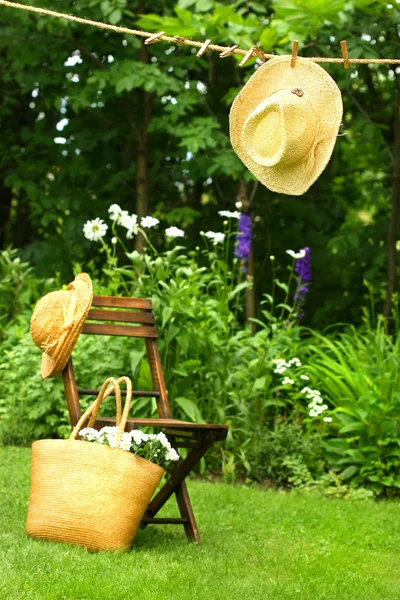 Sombrero de paja colgado en tendedero —  Fotos de Stock