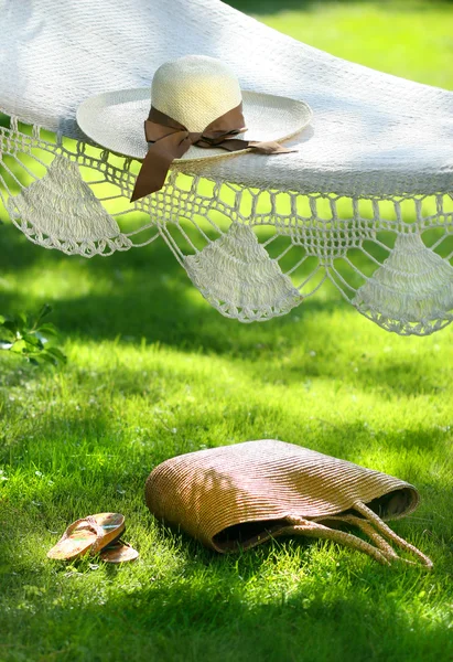 Stro hoed met bruin lint op hangmat — Stockfoto