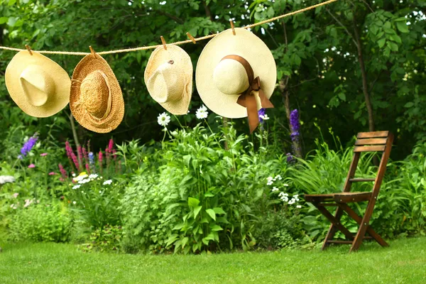 Summer straw hats hanging on clothesline — Stock Photo, Image