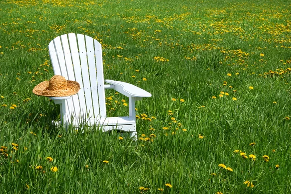 Weißer Stuhl mit Strohhut — Stockfoto
