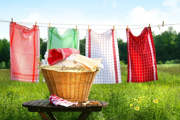 Handdoeken op de waslijn drogen Stockfoto