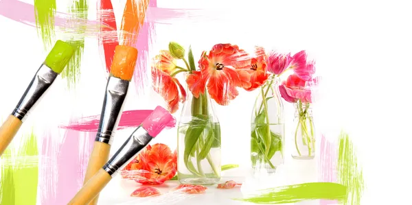 Pinceles pintando tulipanes en botellas — Foto de Stock
