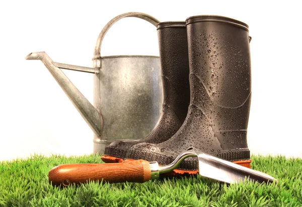 Botas de jardim com ferramenta e regador — Fotografia de Stock