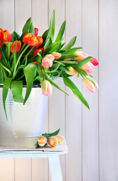 Tulipanes de primavera en un banco viejo —  Fotos de Stock