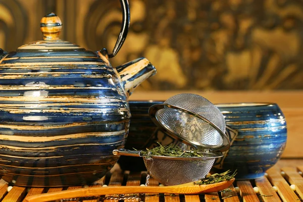 Синий японский чайник — стоковое фото