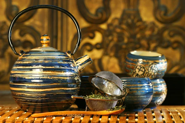 Синий восточный чайник с чашками — стоковое фото
