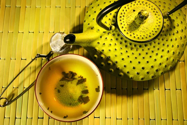 Théière asiatique verte avec tasse — Photo