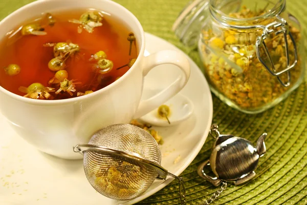 Té de manzanilla con taza de té blanco —  Fotos de Stock