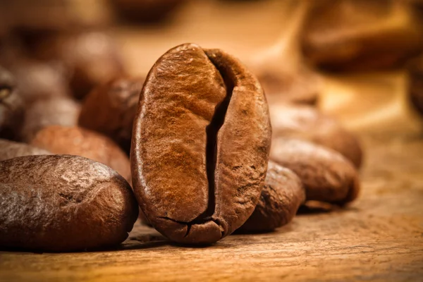 Detailní záběr coffee bean na dřevo — Stock fotografie