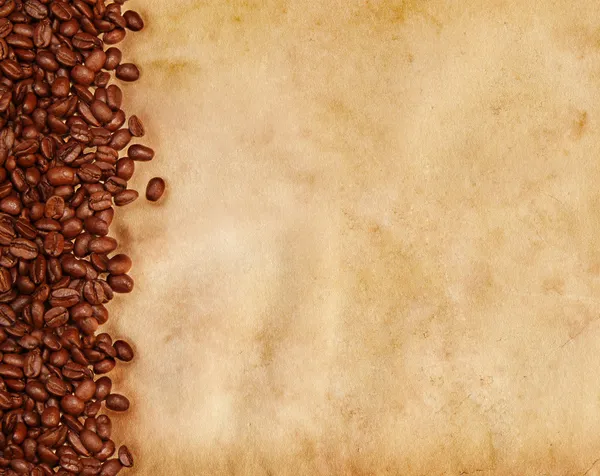 Kaffebönor på gammalt pergamentpapper — Stockfoto