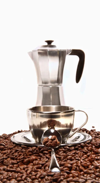 Tasses reposant sur des grains de café avec percolateur — Photo